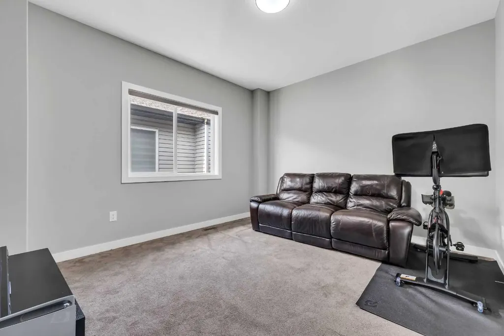 131 Sherview Grove NW Calgary AB T3R 0Y4