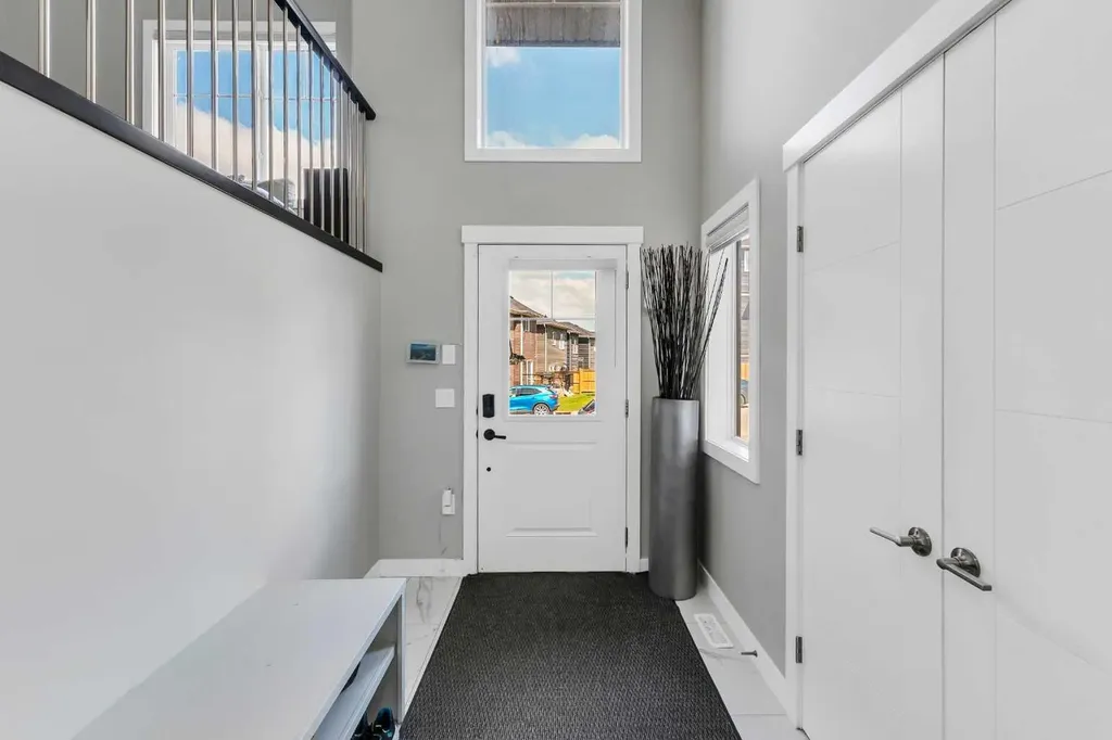 131 Sherview Grove NW Calgary AB T3R 0Y4