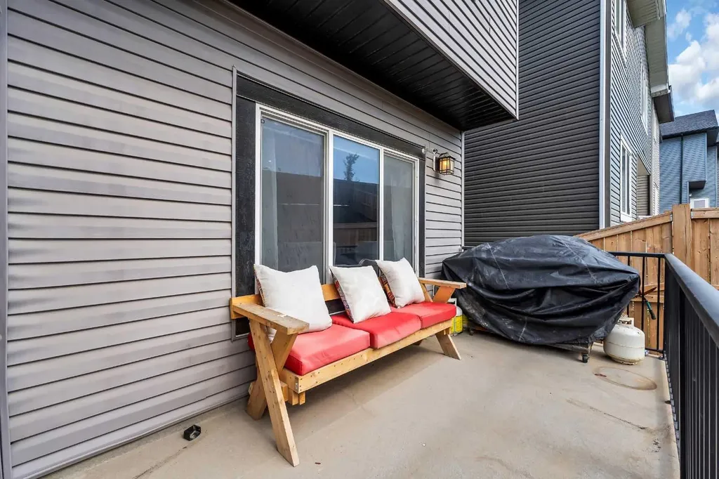 131 Sherview Grove NW Calgary AB T3R 0Y4
