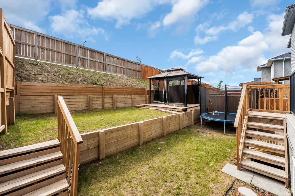131 Sherview Grove NW Calgary AB T3R 0Y4