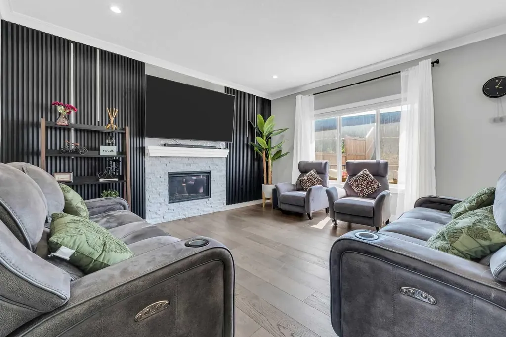 131 Sherview Grove NW Calgary AB T3R 0Y4