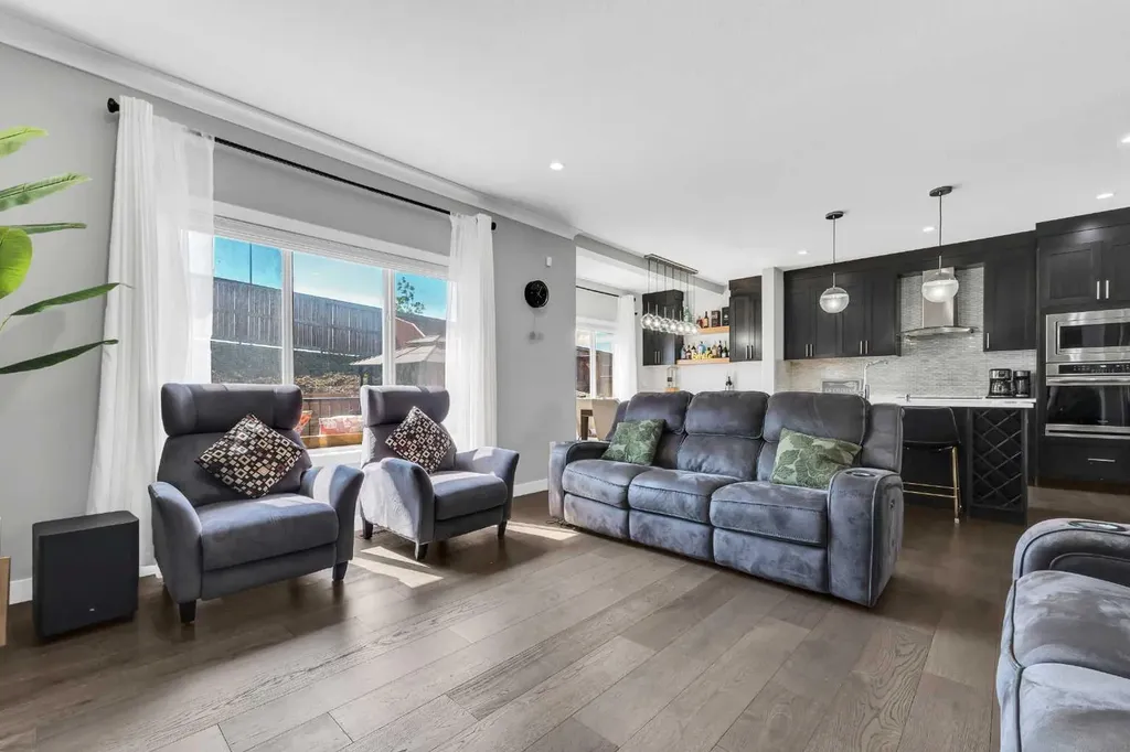 131 Sherview Grove NW Calgary AB T3R 0Y4