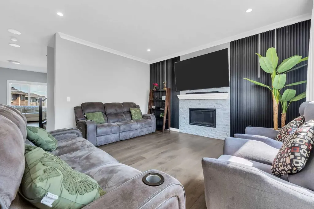 131 Sherview Grove NW Calgary AB T3R 0Y4