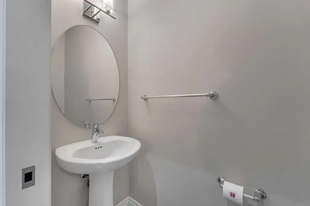 347 Hillcrest Heights SW Airdrie AB T4B 4C1