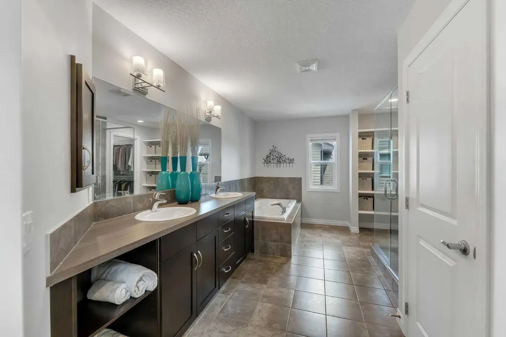 347 Hillcrest Heights SW Airdrie AB T4B 4C1