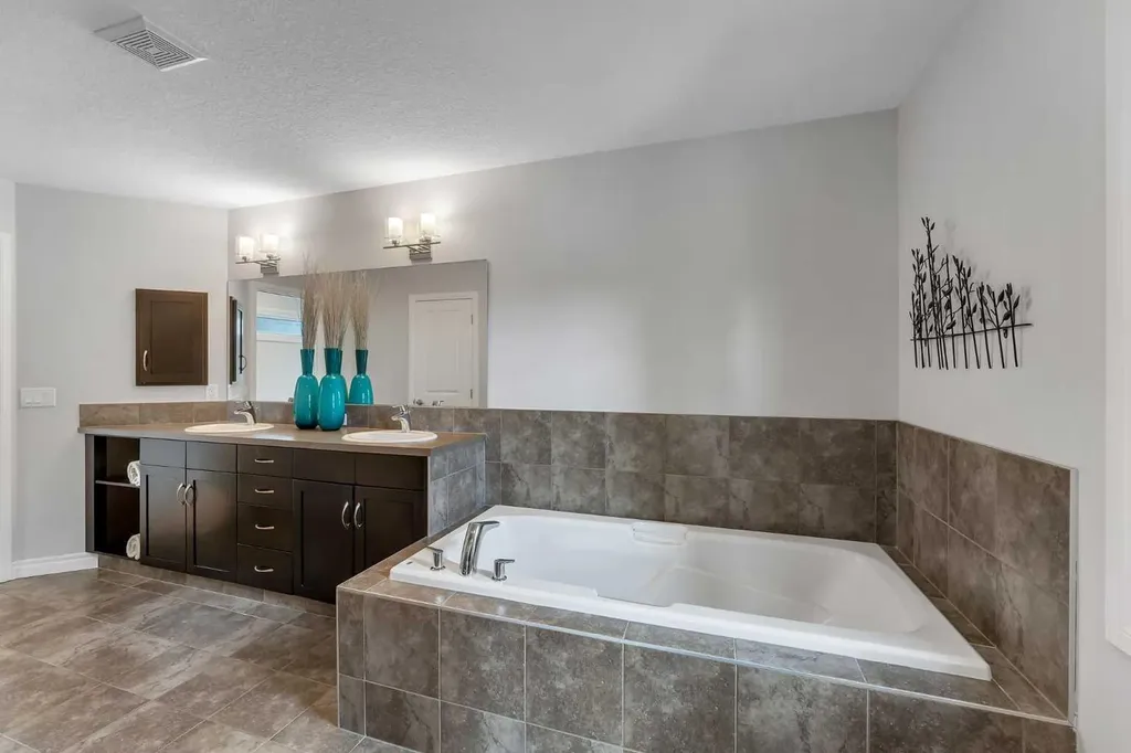 347 Hillcrest Heights SW Airdrie AB T4B 4C1
