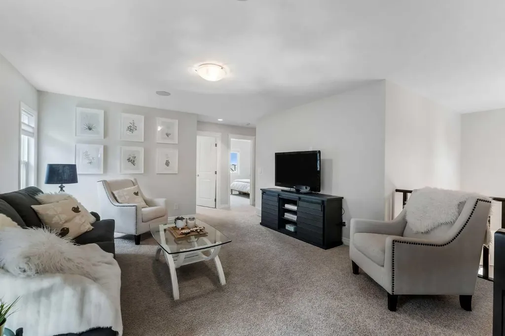 347 Hillcrest Heights SW Airdrie AB T4B 4C1