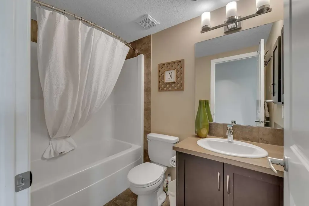 347 Hillcrest Heights SW Airdrie AB T4B 4C1