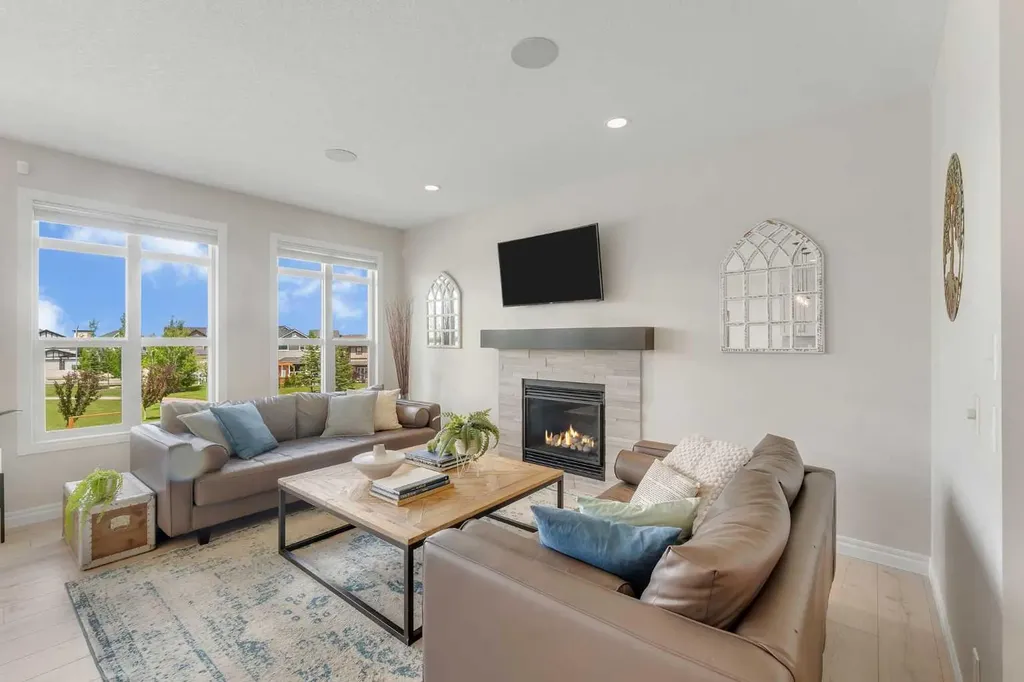 347 Hillcrest Heights SW Airdrie AB T4B 4C1