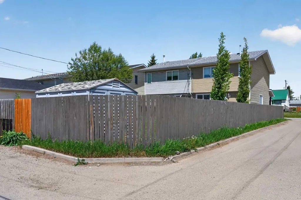 1013 Smith Avenue Crossfield AB T0M 0S0