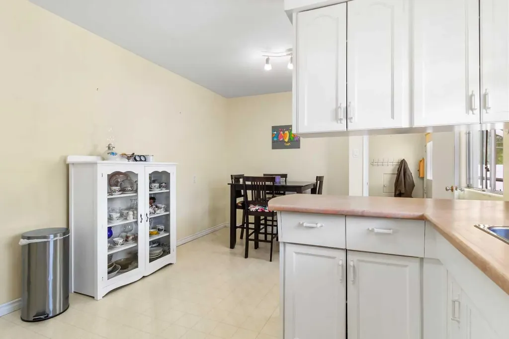 3206 44a Avenue Red Deer AB T4N 3J7