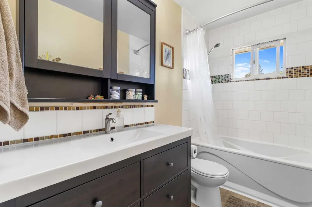 3206 44a Avenue Red Deer AB T4N 3J7