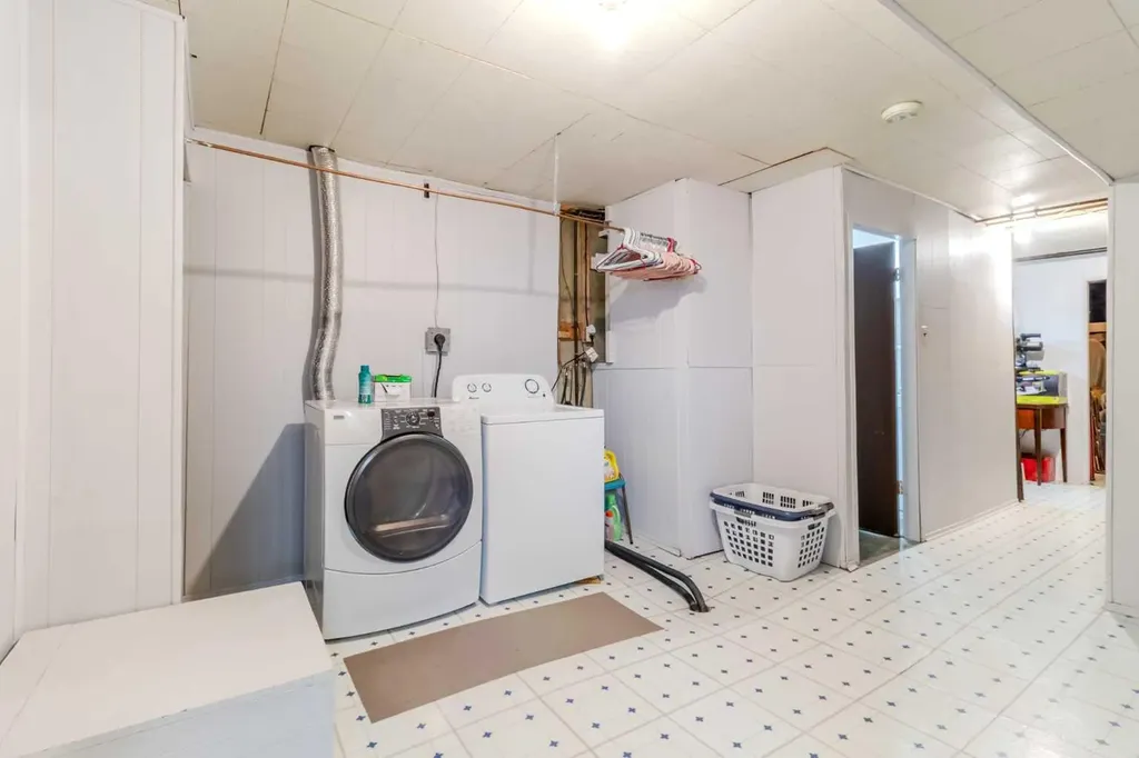 3206 44a Avenue Red Deer AB T4N 3J7
