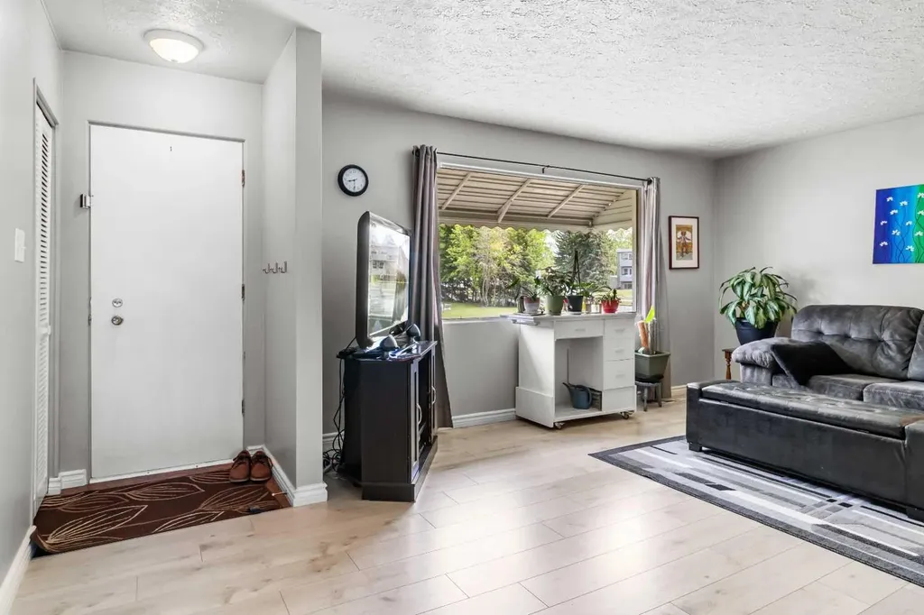 3206 44a Avenue Red Deer AB T4N 3J7