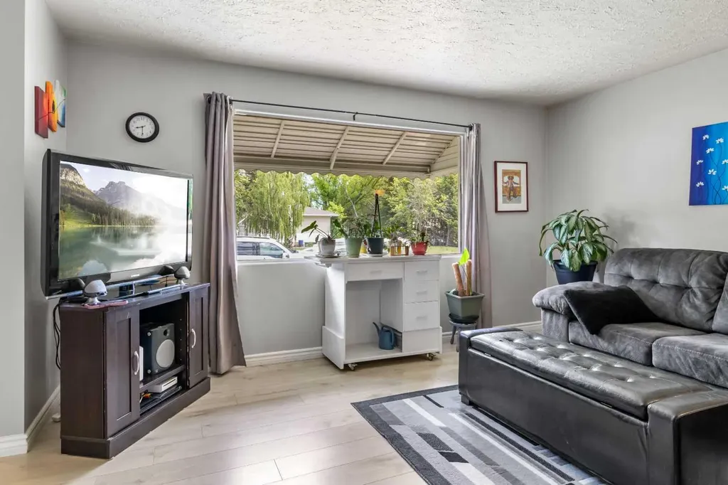 3206 44a Avenue Red Deer AB T4N 3J7