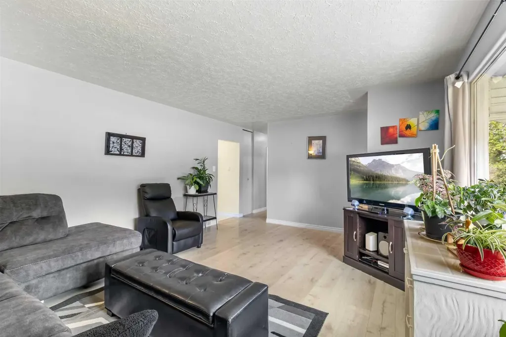 3206 44a Avenue Red Deer AB T4N 3J7