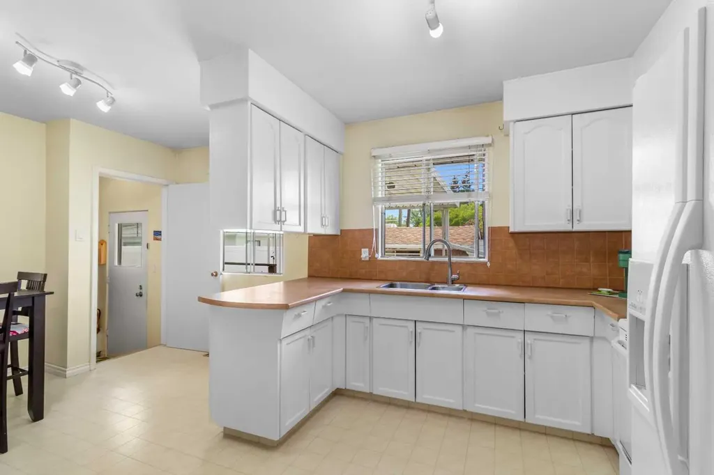 3206 44a Avenue Red Deer AB T4N 3J7