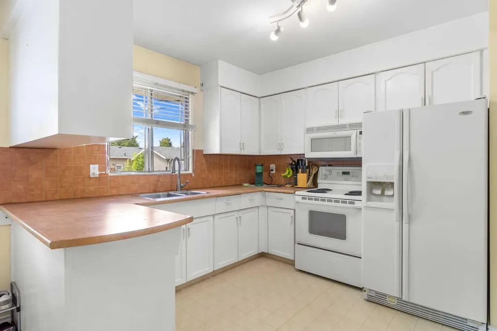 3206 44a Avenue Red Deer AB T4N 3J7