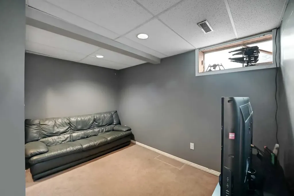 19 Coventry Link NE Calgary AB T3K 5H6