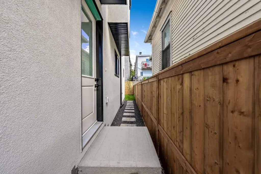 2518 16b Street SW Calgary AB T2T 4L9