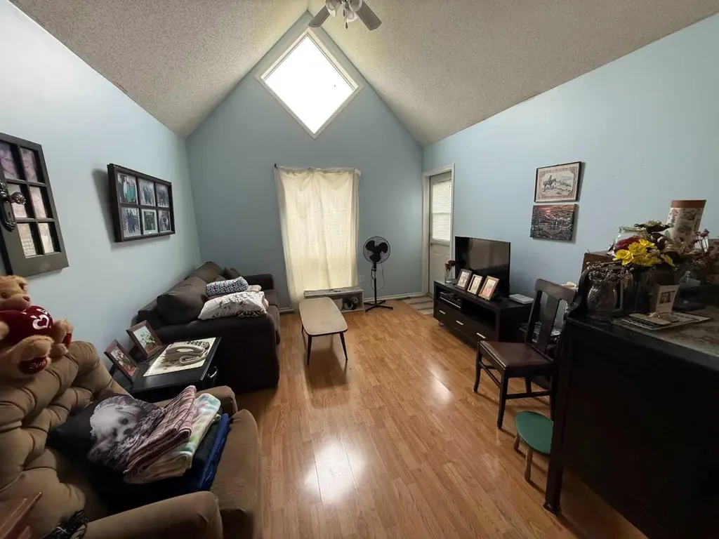 722 48 Street Edson AB T7E 1W8