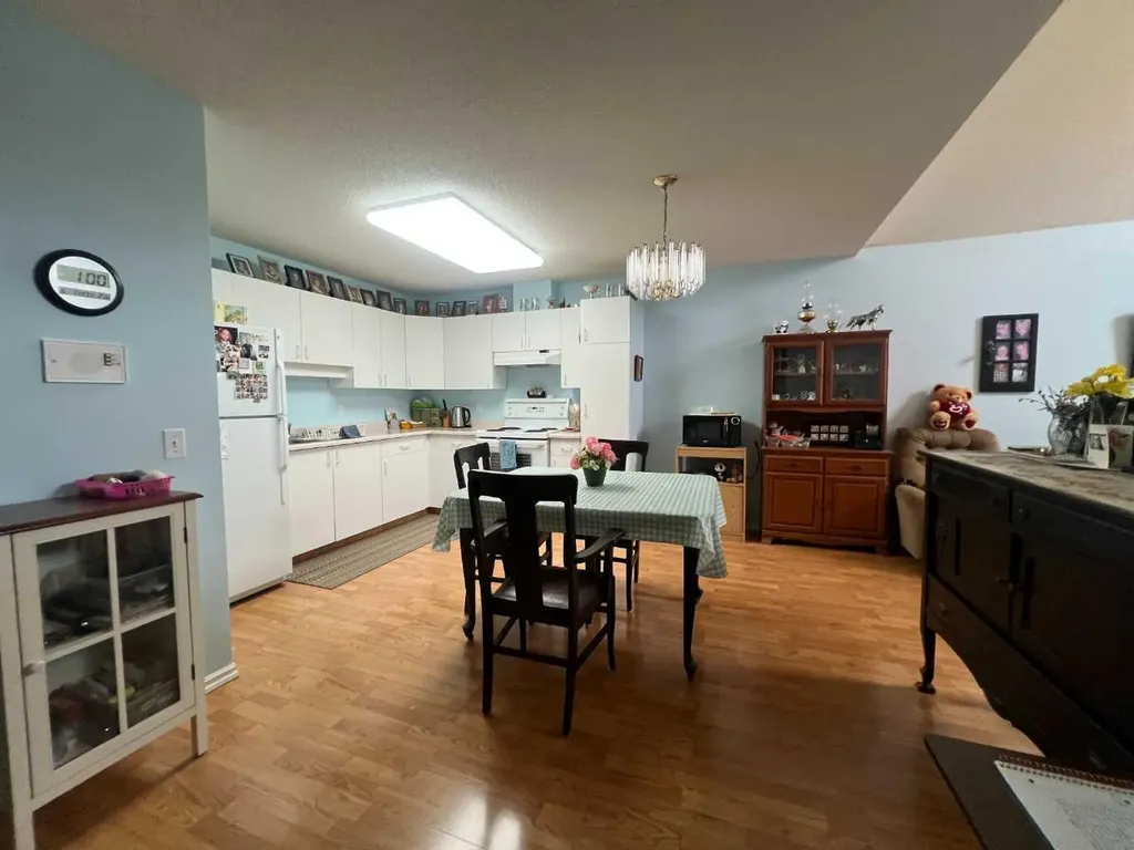 722 48 Street Edson AB T7E 1W8