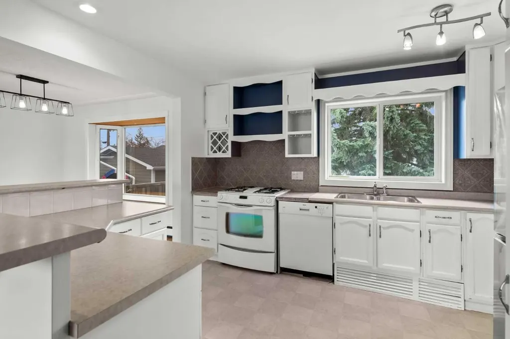 67 Hooke Road SW Calgary AB T2V3K6
