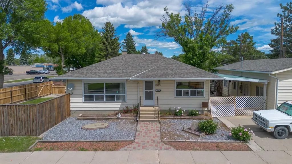 2305 7 Avenue N Lethbridge AB T1H 0Z2