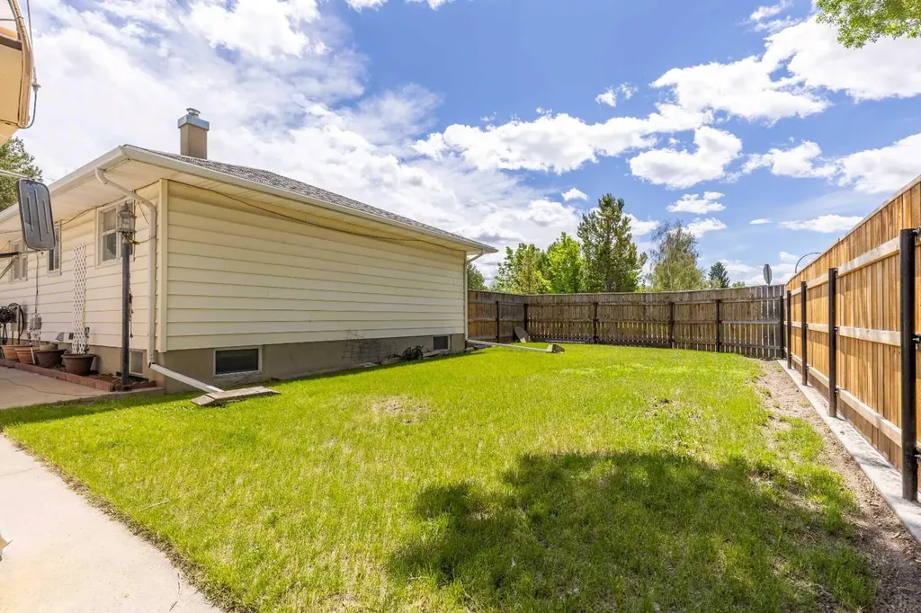 2305 7 Avenue N Lethbridge AB T1H 0Z2