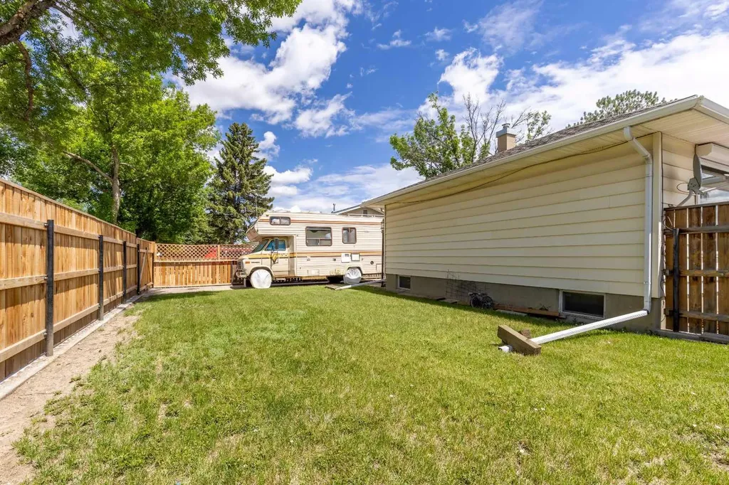 2305 7 Avenue N Lethbridge AB T1H 0Z2