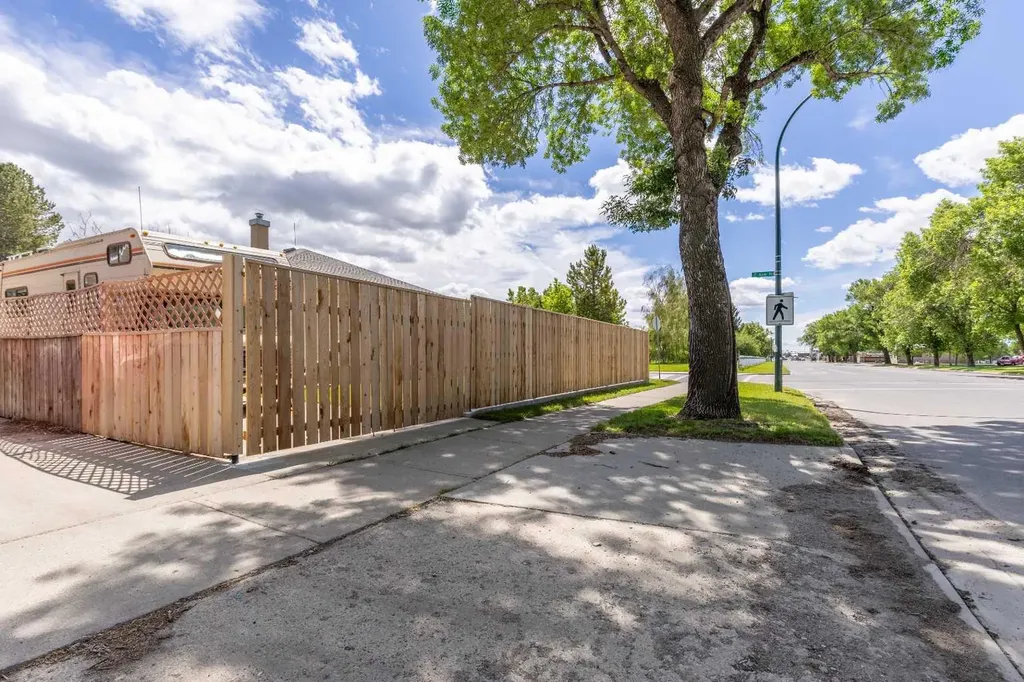 2305 7 Avenue N Lethbridge AB T1H 0Z2
