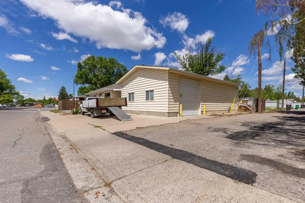 2305 7 Avenue N Lethbridge AB T1H 0Z2
