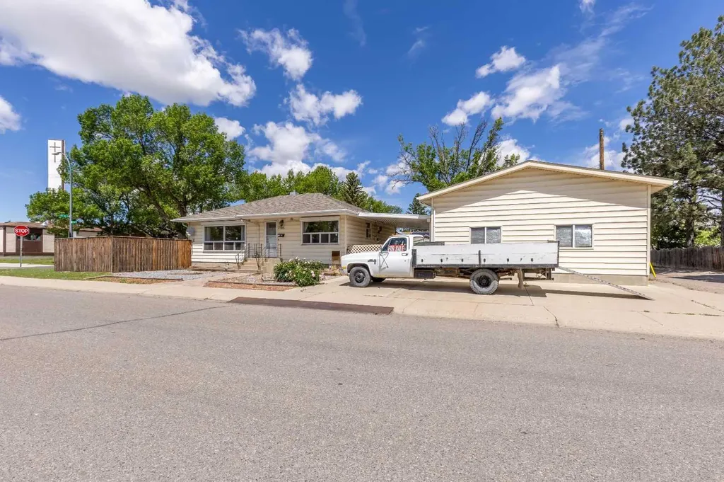 2305 7 Avenue N Lethbridge AB T1H 0Z2