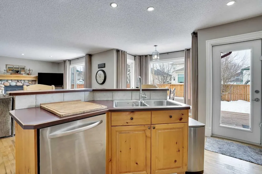 251 Lakeview Cove Chestermere AB T1X 1E7