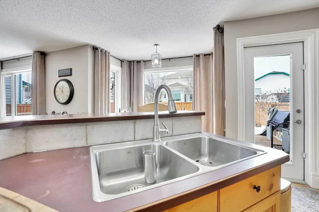 251 Lakeview Cove Chestermere AB T1X 1E7