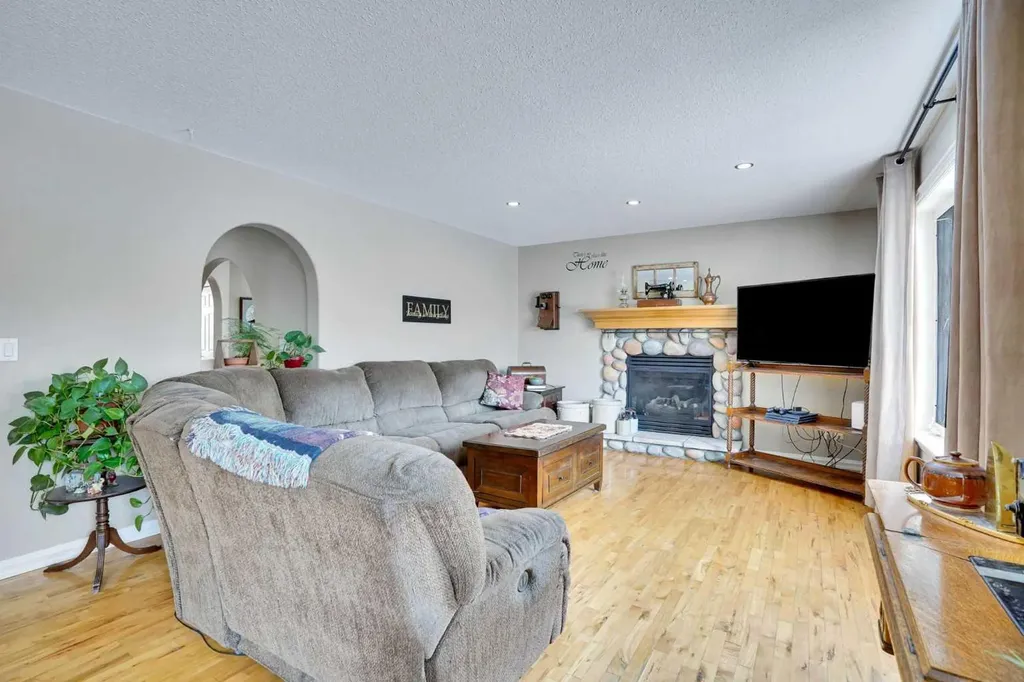 251 Lakeview Cove Chestermere AB T1X 1E7