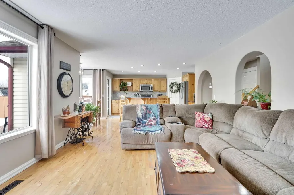 251 Lakeview Cove Chestermere AB T1X 1E7