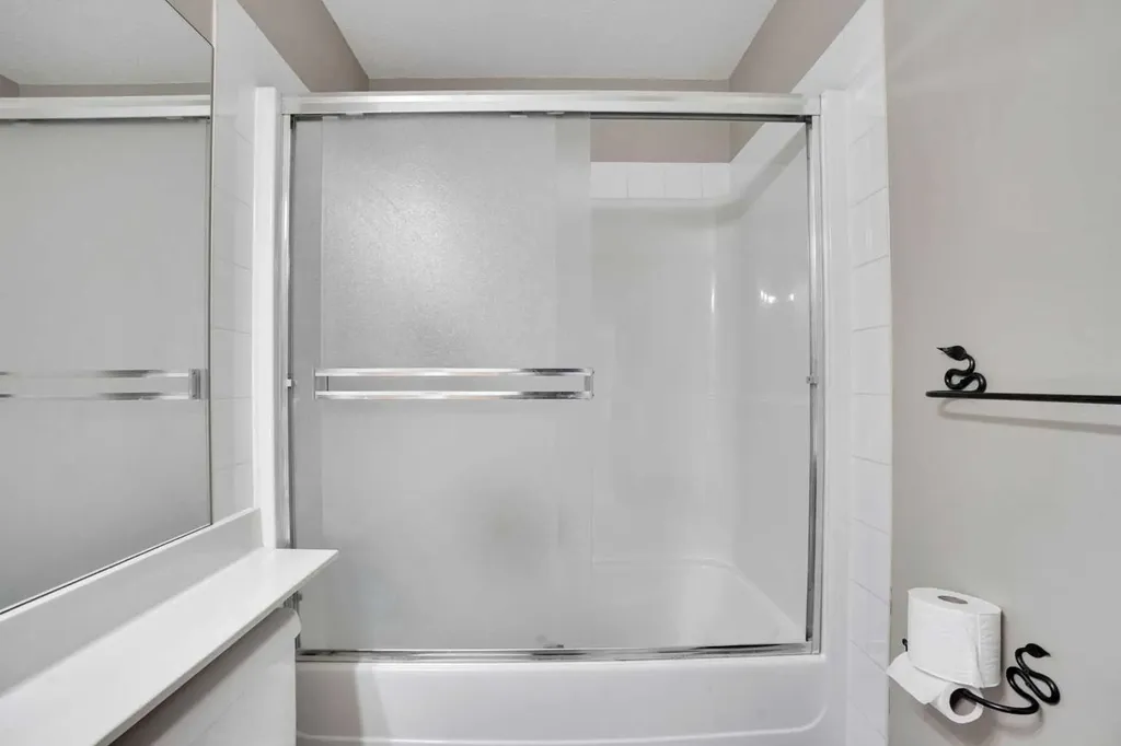 251 Lakeview Cove Chestermere AB T1X 1E7
