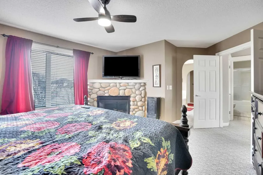 251 Lakeview Cove Chestermere AB T1X 1E7