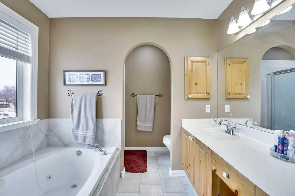 251 Lakeview Cove Chestermere AB T1X 1E7
