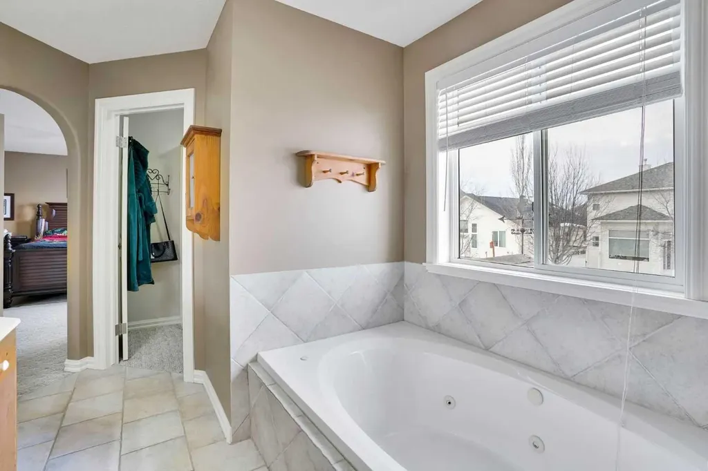 251 Lakeview Cove Chestermere AB T1X 1E7