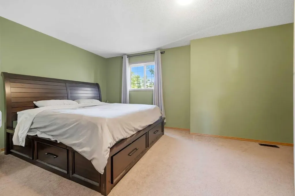 96 Eversyde Court SW Calgary AB T2Y 4S3