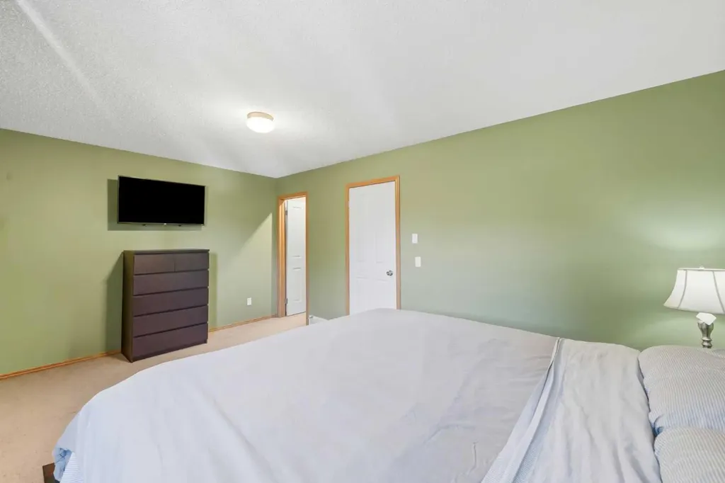 96 Eversyde Court SW Calgary AB T2Y 4S3