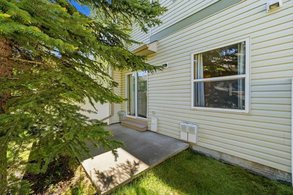 96 Eversyde Court SW Calgary AB T2Y 4S3