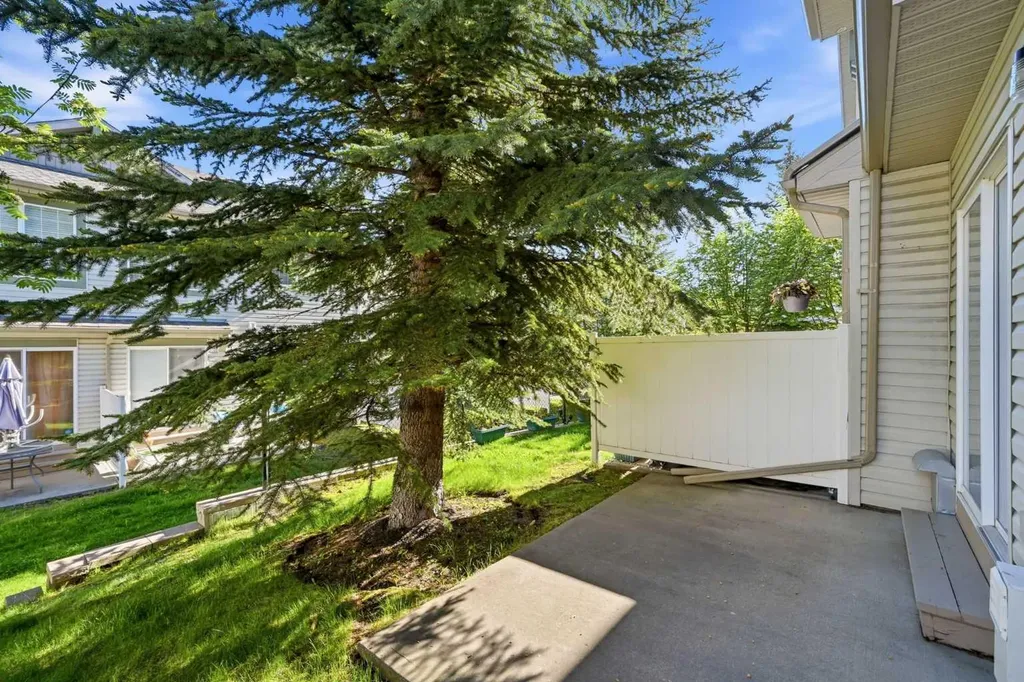 96 Eversyde Court SW Calgary AB T2Y 4S3