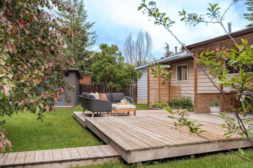 124 Ranchview Court NW Calgary AB T3G 1R5