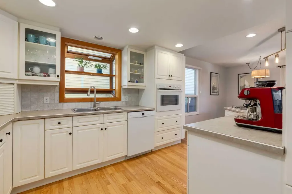 2826 1 Avenue NW Calgary AB T2N 0C8