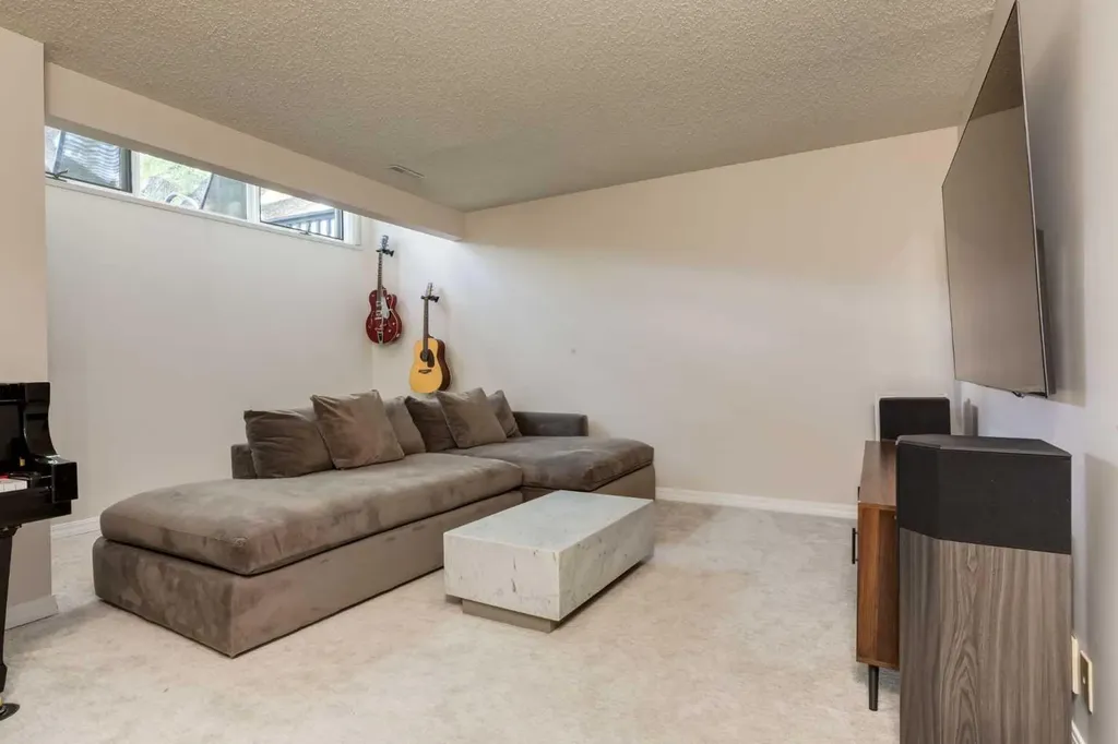 2826 1 Avenue NW Calgary AB T2N 0C8
