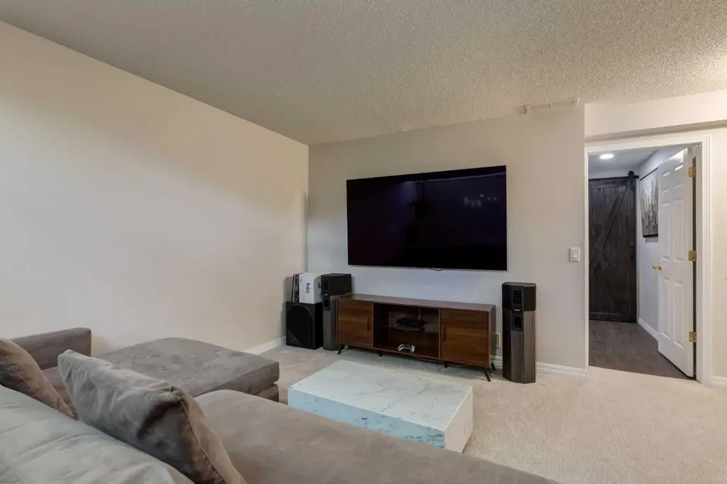2826 1 Avenue NW Calgary AB T2N 0C8
