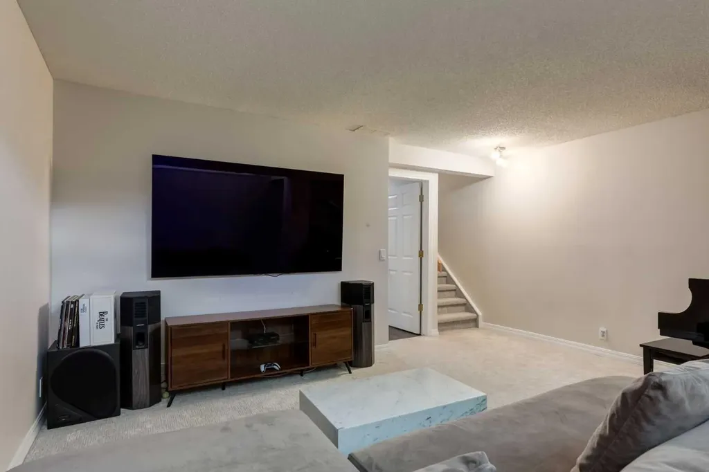 2826 1 Avenue NW Calgary AB T2N 0C8
